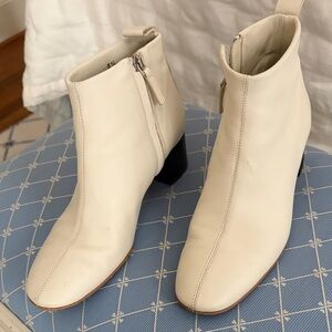 Elegant off-white Ankle Boots